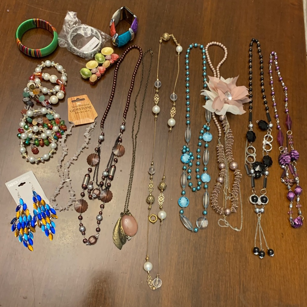 Resellers Deal! Lots of fashion jewelries bundle